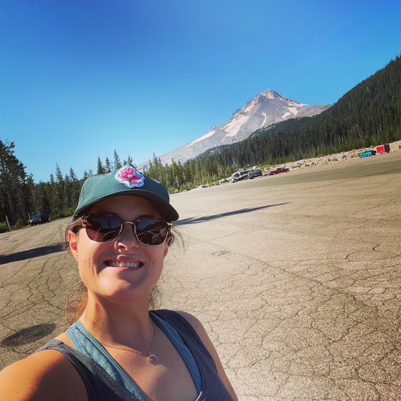 Meet your posher Hannah - Picture 2 of 3